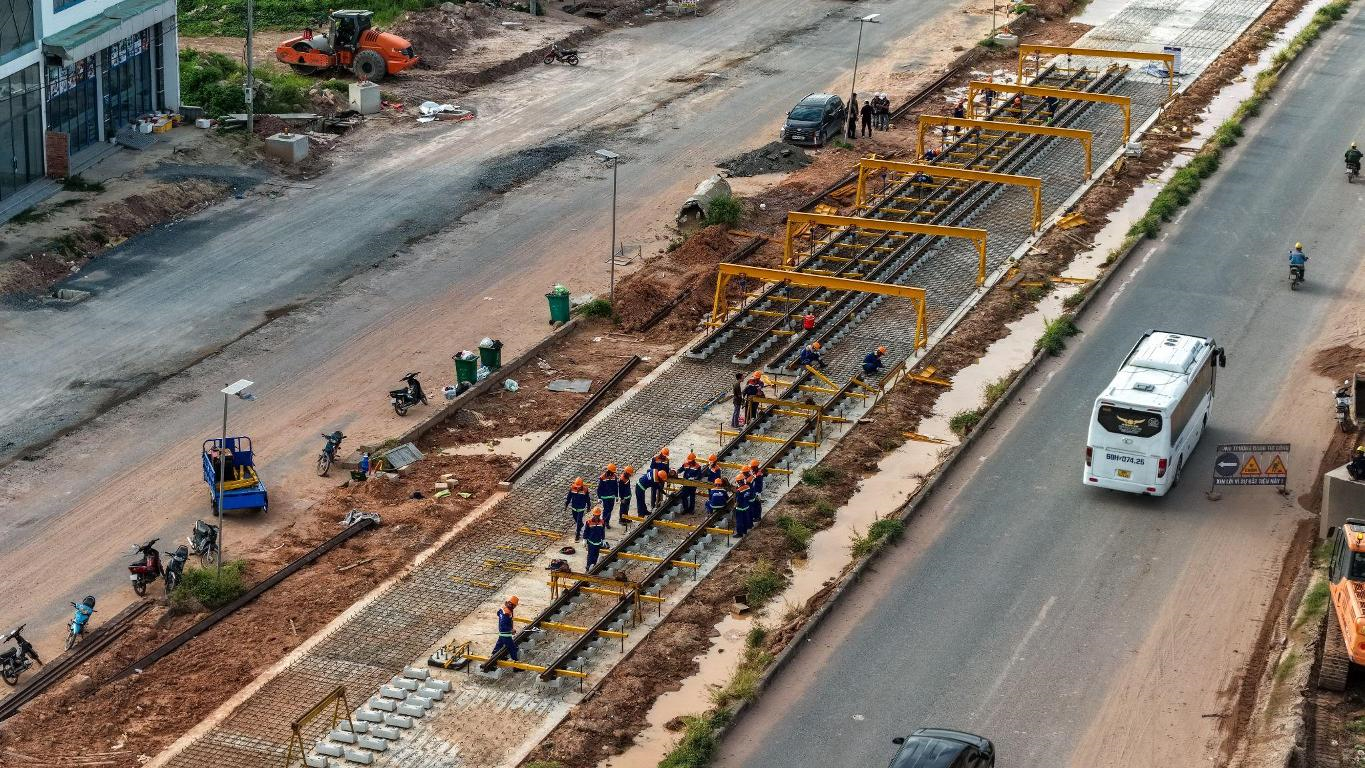 Tuyến đường sắt nhẹ đầu tiên tại Phú Quốc triển khai lắp đặt đường ray